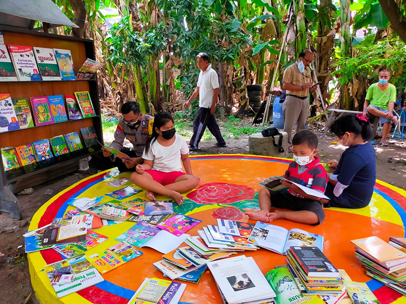 Bhabinkamtibmas Polsek Bubutan Bangun Taman Buku Anak